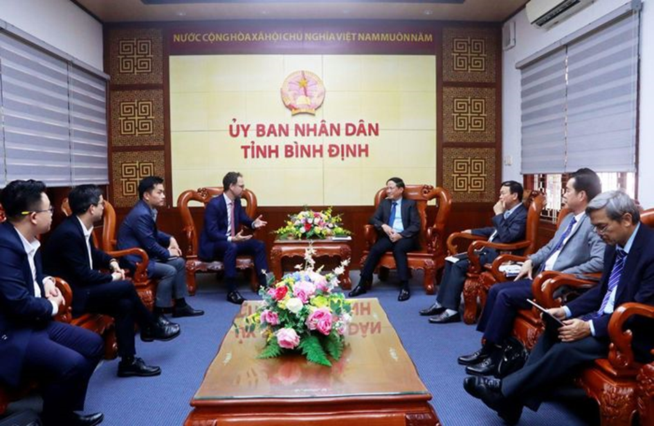 Chủ tịch UBND tỉnh Bình Định - ông Phạm Anh Tuấn tiếp và làm việc với Tập đoàn Nexif Ratch Energy (Singapore). Ảnh: B.Đ