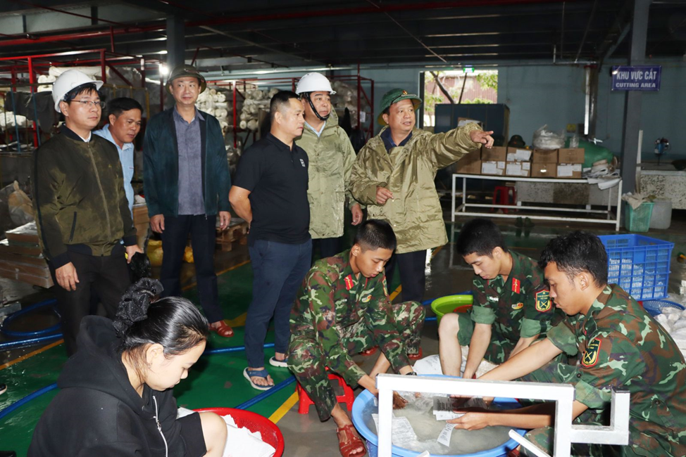 Phó Chủ tịch Thường trực UBND tỉnh Nguyễn Tuấn Thanh kiểm tra tình hình thiệt hại tại Công ty Cổ phần Nệm Gối Quy Nhơn
