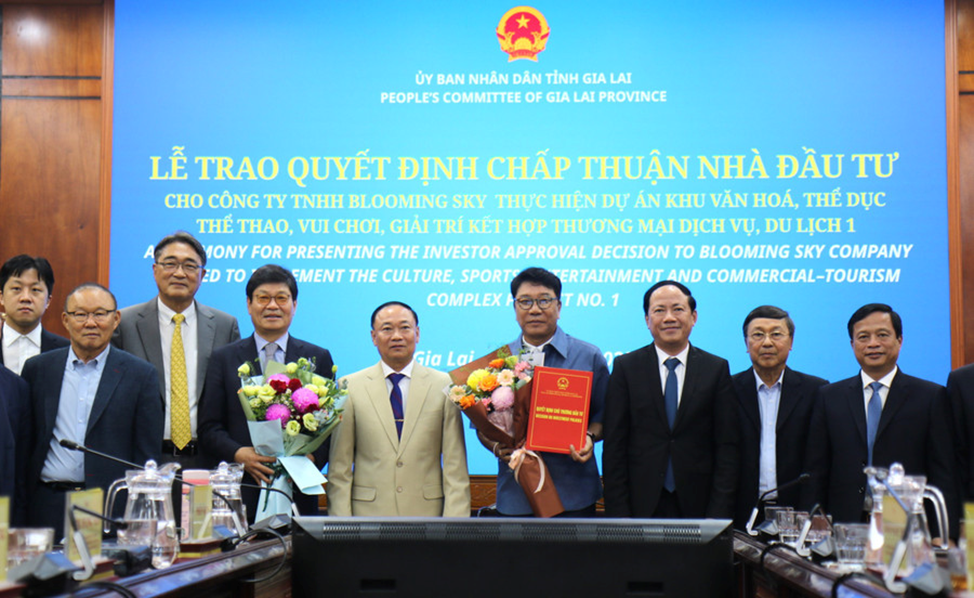 Các đồng chí lãnh đạo tỉnh trao quyết định chấp thuận nhà đầu tư Dự án khu văn hóa, thể thao, vui chơi, giải trí kết hợp thương mại, dịch vụ, du lịch 1 tại xã Cát Tiến cho Công ty TNHH Blooming Sky. Ảnh: Tiến sỹ