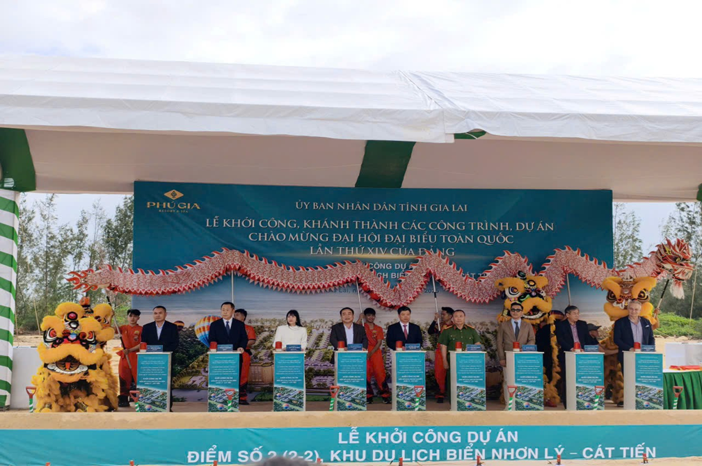 Các đại biểu thực hiện nghi lễ khởi công dự án điểm số 2 (2-2), Khu du lịch Biển Nhơn Lý - Cát Tiến
