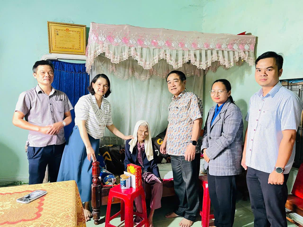 Lãnh đạo Ban Quản lý Khu kinh tế thăm Mẹ Việt Nam Anh Hùng Nguyễn Thị Tám