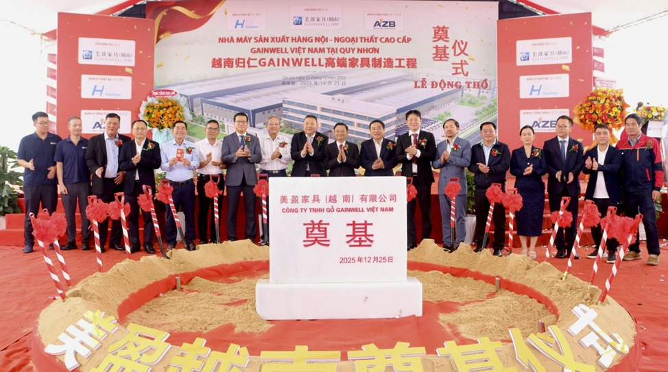Đại biểu tham dự thực hiện nghi thức động thổ dự án Nhà máy sản xuất hàng nội - ngoại thất cao cấp Gainwell Việt Nam. Ảnh: Cổng TTĐT Gia Lai