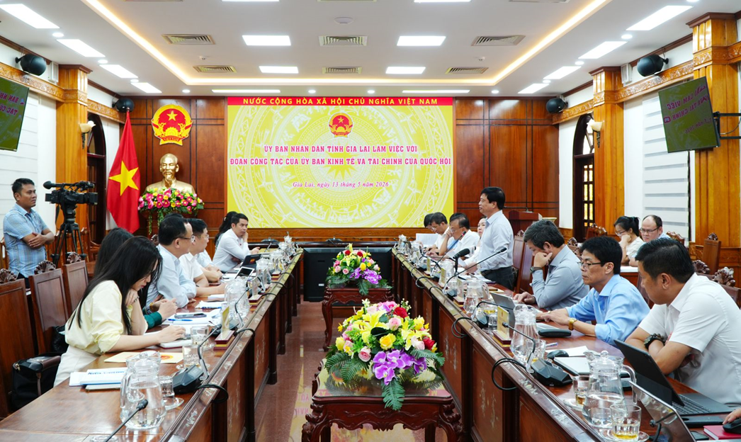 Quang cảnh buổi làm việc
