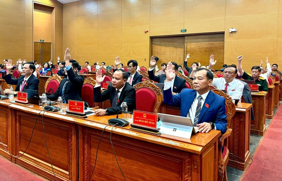 Các đại biểu HĐND tỉnh Gia Lai biểu quyết thông qua Nghị quyết về kế hoạch phát triển kinh tế - xã hội 5 năm. Ảnh: Ngọc Minh.