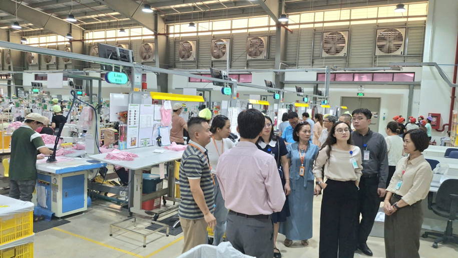 Đoàn công tác tham quan dây chuyền sản xuất tại doanh nghiệp trong Khu kinh tế Nhơn Hội.