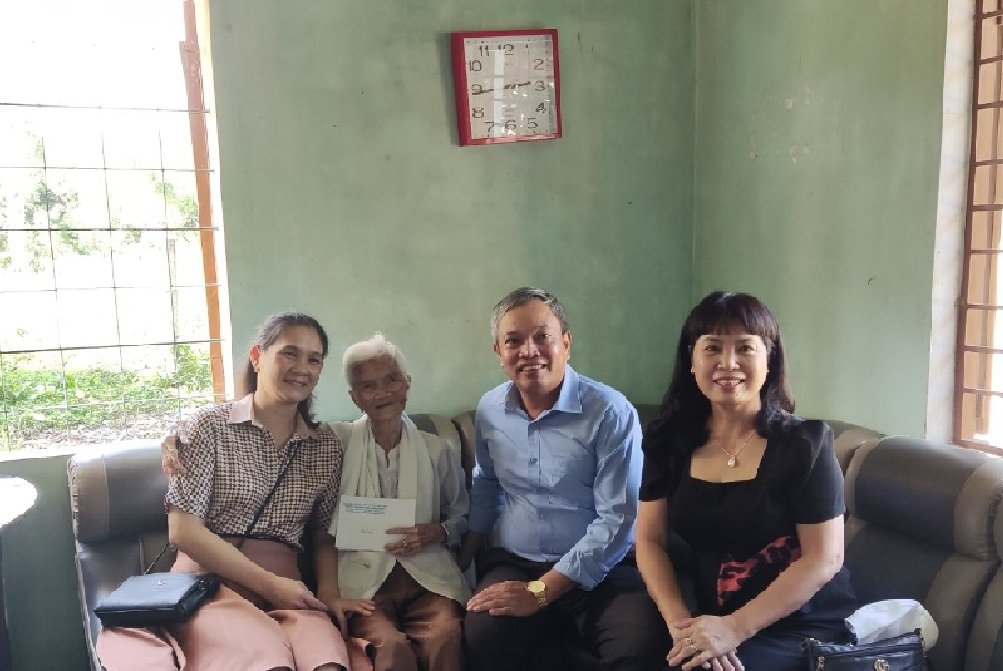 Ban Quản lý Khu kinh tế thăm, tặng quà mẹ Việt Nam anh hùng Nguyễn Thị Tám.
