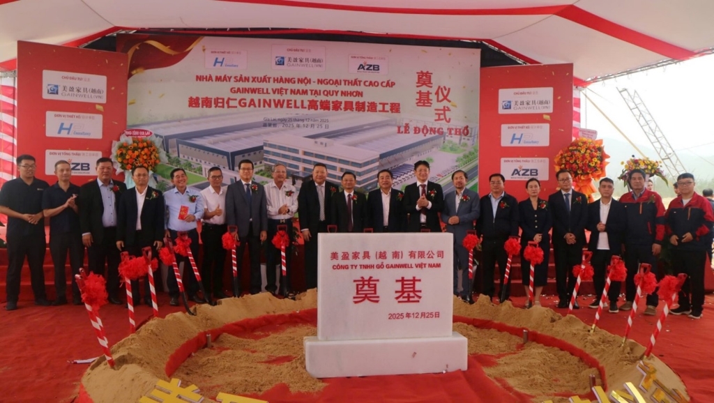 Lãnh đạo tỉnh Gia Lai và lãnh đạo các đơn vị thực hiện nghi thức xúc đất động thổ dự án