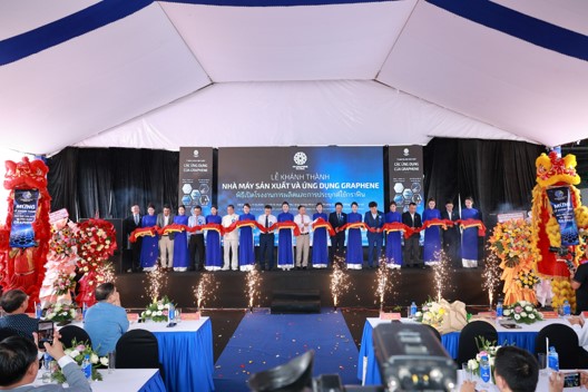Các đại biểu thực hiện nghi thức cắt băng khánh thành